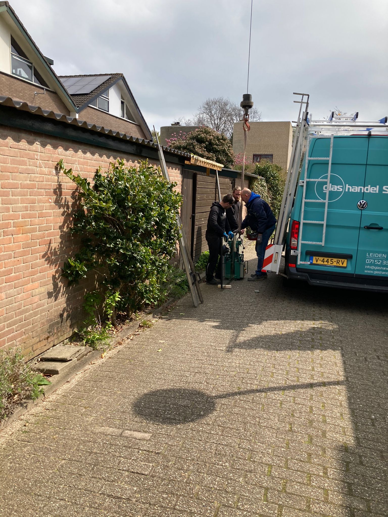Serredak ruiten vervangen in de merenwijk te Leiden